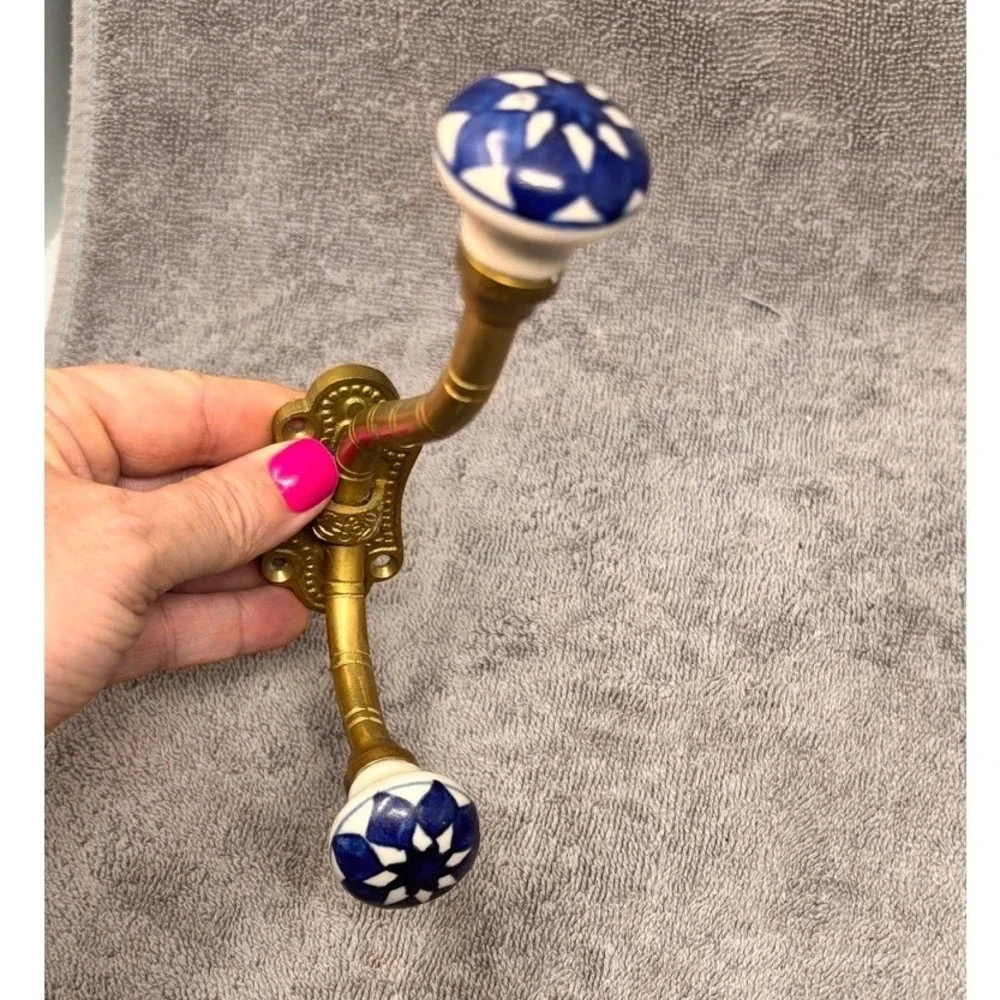 Vtg Gold Tone Double Wall Hook Blue White Ceramic Porcelain Knobs Coat Towel